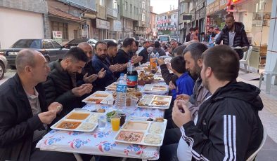 Çorum’da esnaf 5 yıldır caddede kurulan iftar sofrasında buluşuyor