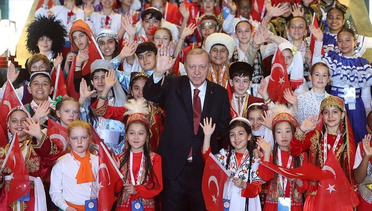 Cumhurbaşkanı Erdoğan, Türk dünyası çocukları ve TRT Çocuk Şenliği konuk çocuklarıyla bir araya geldi