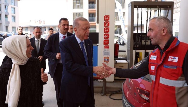 Cumhurbaşkanı Erdoğan, Üsküdar’da akaryakıt istasyonu çalışanlarını ziyaret etti