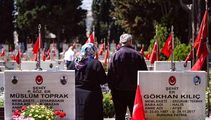 Edirnekapı Şehitliği’nde ziyaretçi yoğunluğu sürüyor