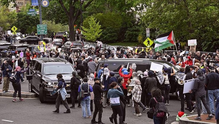 Filistin destekçileri, Beyaz Saray Muhabirleri Derneği Yemeği’ni protesto etti