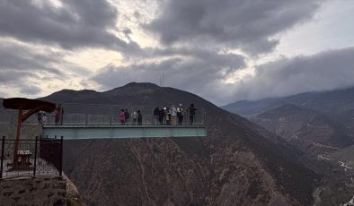 Gümüşhane’deki cam seyir terası turistlerin uğrak noktası oldu