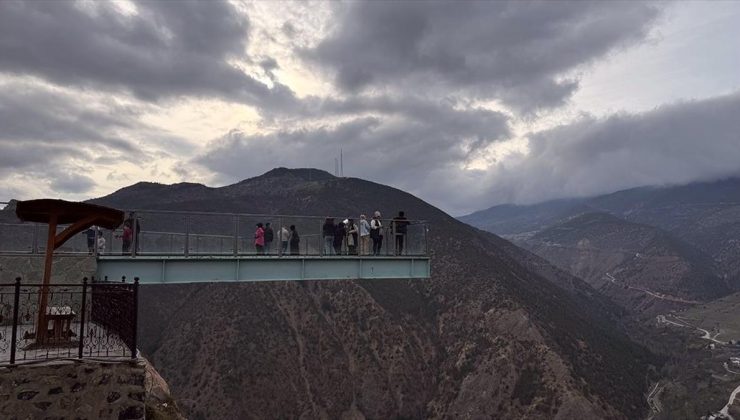 Gümüşhane’deki cam seyir terası turistlerin uğrak noktası oldu