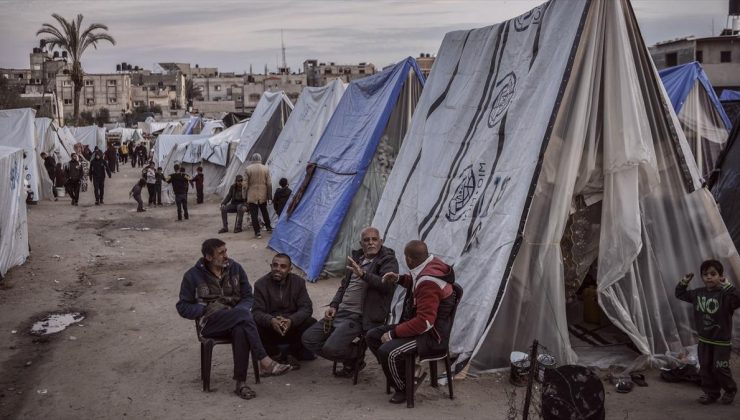 İsrail, kara saldırısı öncesinde Refah’a sığınanları çıkarmak için 40 bin çadır satın alıyor