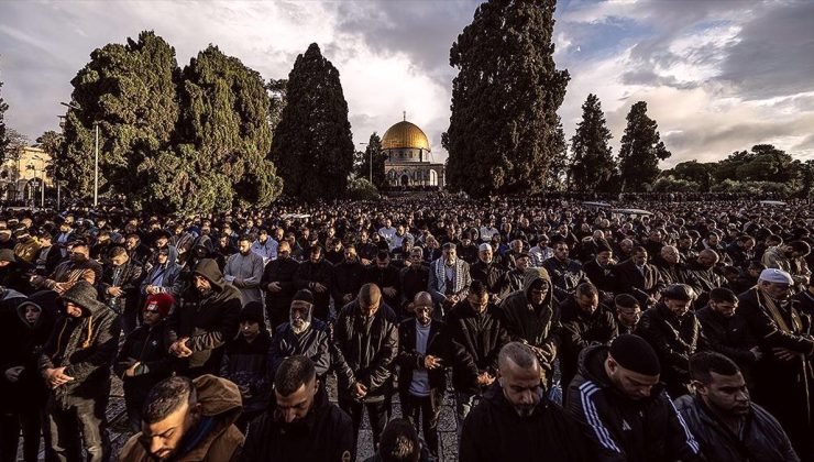 İsrail’in kısıtlamalarına rağmen Mescid-i Aksa’da 60 bin Müslüman bayram namazını kıldı