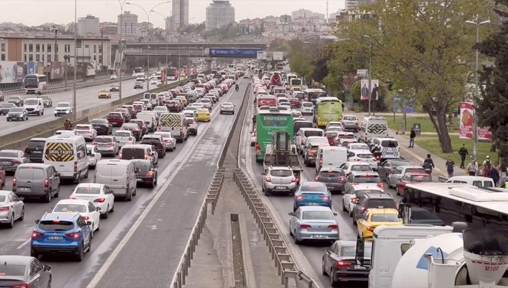 İstanbul’da sabah saatlerinde trafik yoğunluğu yaşanıyor