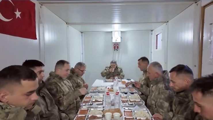 Kara Kuvvetleri Komutanı Orgeneral Bayraktaroğlu, Pençe-Kilit Harekat bölgesinde Mehmetçikle iftar yaptı