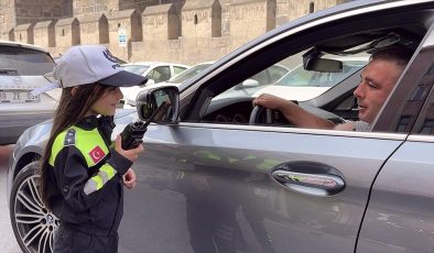 Kayseri’de çocuklar temsili polis olup trafikte denetim yaptı