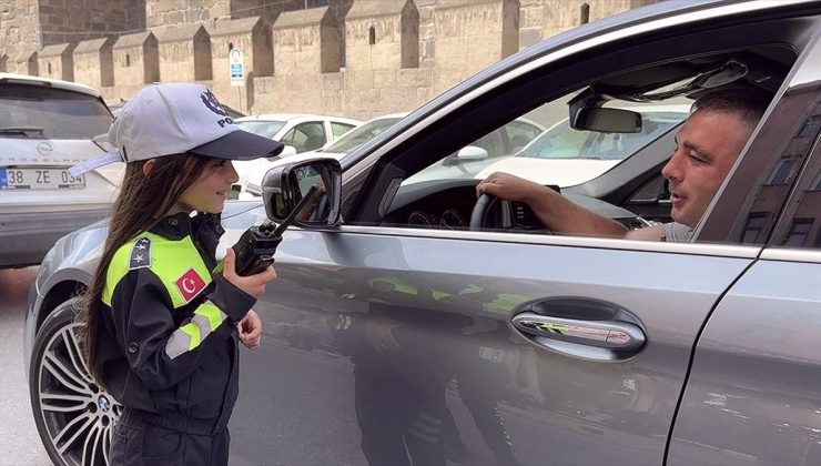 Kayseri’de çocuklar temsili polis olup trafikte denetim yaptı