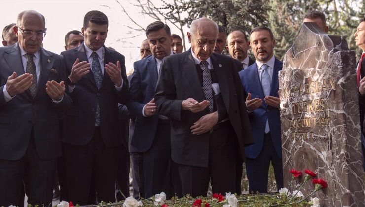 MHP Genel Başkanı Bahçeli, Alparslan Türkeş’in kabrini ziyaret etti