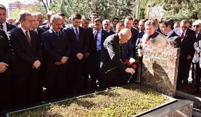 MHP Genel Başkanı Bahçeli, Alparslan Türkeş’in kabrini ziyaret etti