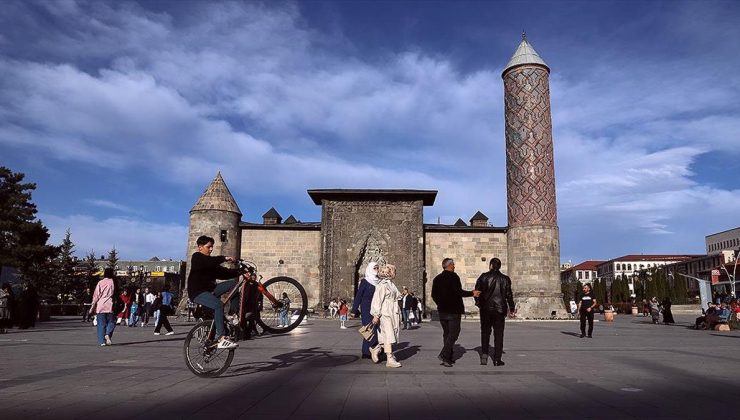 Soğuk iklimiyle türkülere konu olan Erzurum “yaz gibi” bir ilkbahar yaşıyor