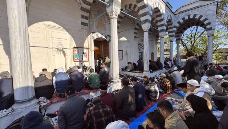 Tokyo Camisi’nde bayram namazı kılındı