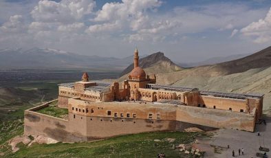 Turistler “Turizm Haftası”nda da rotayı İshak Paşa Sarayı’na çevirdi