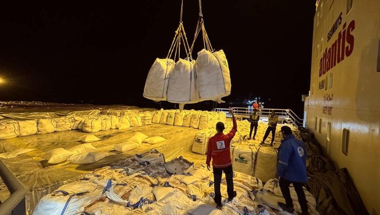 Türkiye’nin “9. İyilik Gemisi”ndeki yardım malzemelerinin indirilmesine başlandı