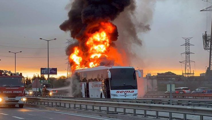 Ümraniye’de iki yolcu otobüsü yandı