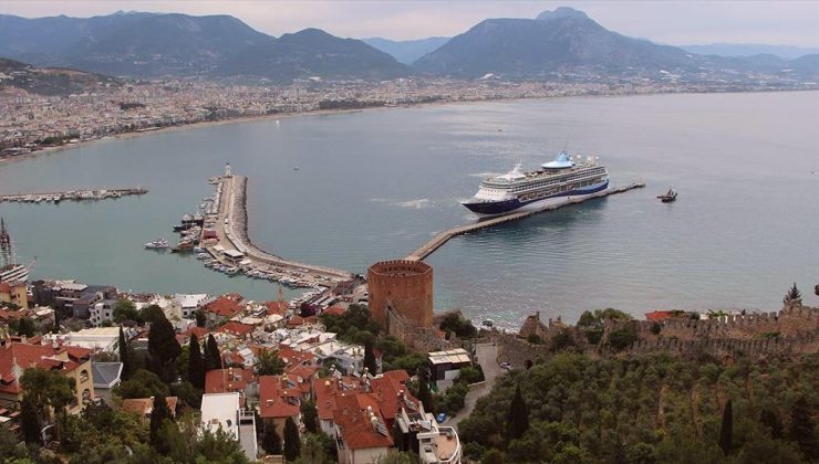 Alanya’ya yılın ilk kruvaziyeri geldi