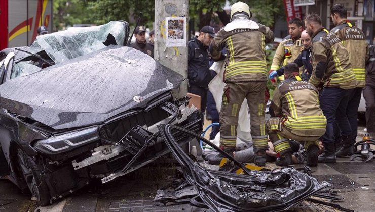 Ankara’da trafik levhası direğine çarpan otomobildeki 1 kişi öldü, 4 kişi yaralandı