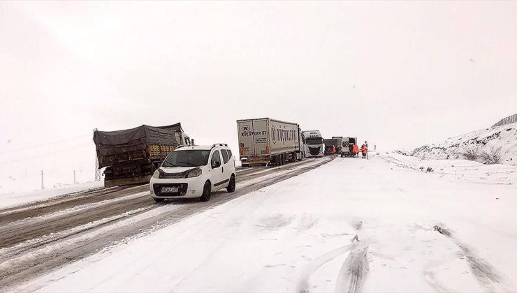 Ardahan-Posof kara yolunda kar ulaşımı aksattı