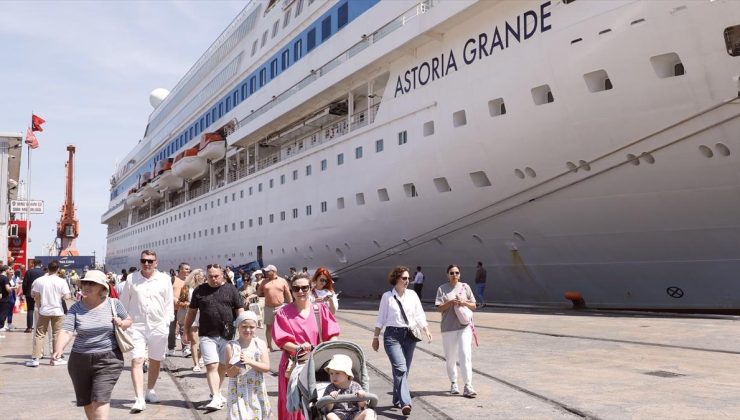 “Astoria Grande” kruvaziyeri 998 yolcusuyla Samsun Limanı’na demirledi
