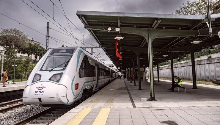 Bakan Uraloğlu, milli elektrikli tren setinin 1 yılda 575 bin yolcu taşıdığını bildirdi