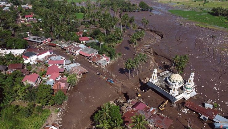 Endonezya’da heyelan ve seller nedeniyle en az 28 kişi yaşamını yitirdi
