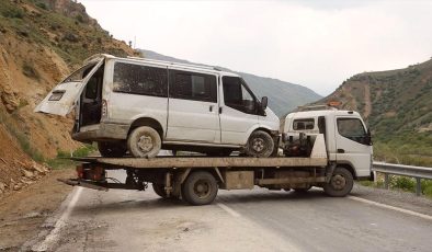 Hakkari’de yamaca çarpan minibüsteki 9 kişi yaralandı