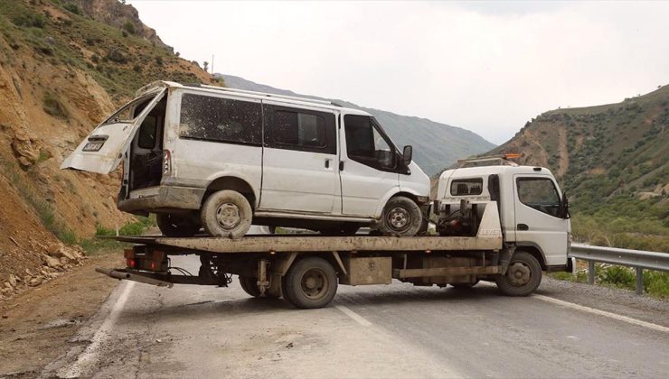 Hakkari’de yamaca çarpan minibüsteki 9 kişi yaralandı