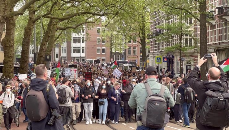 Hollanda’da üniversitede toplanmalarına izin verilmeyen Filistin destekçileri yürüyüş yaptı