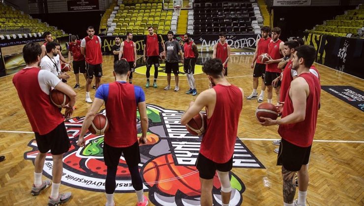 Mersin’in erkek basketbol takımı, seyircisi önünde Süper Lig’e çıkma peşinde