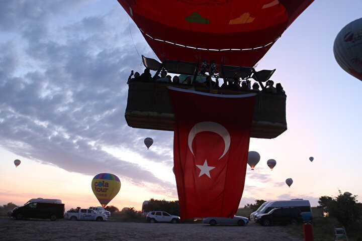 Nevşehir'de Sıcak Hava Balonları Türk Bayraklarıyla Yükseldi