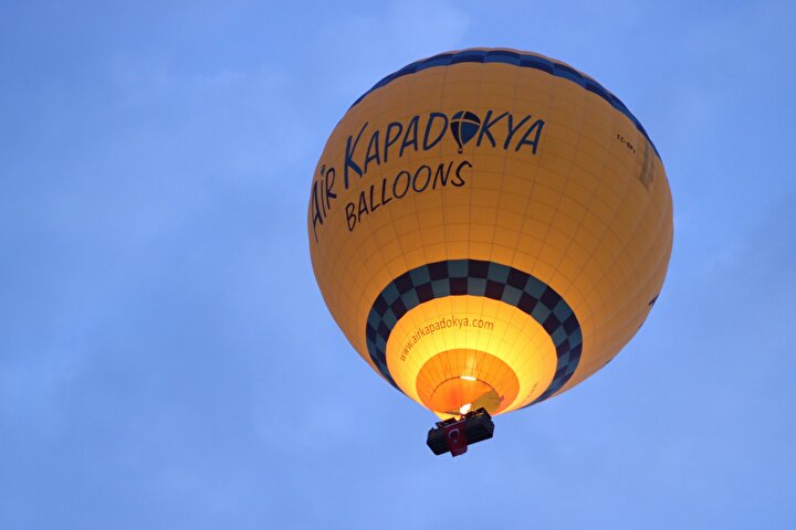 Nevşehir'de Sıcak Hava Balonları Türk Bayraklarıyla Yükseldi