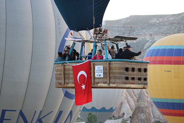 Nevşehir'de Sıcak Hava Balonları Türk Bayraklarıyla Yükseldi