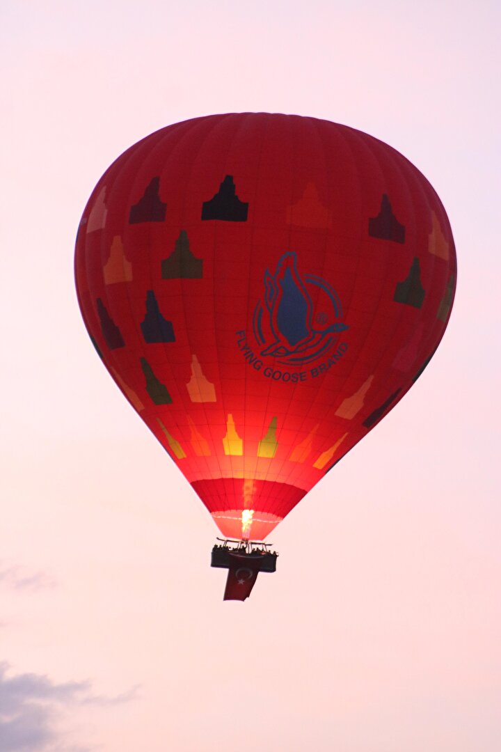 Nevşehir'de Sıcak Hava Balonları Türk Bayraklarıyla Yükseldi