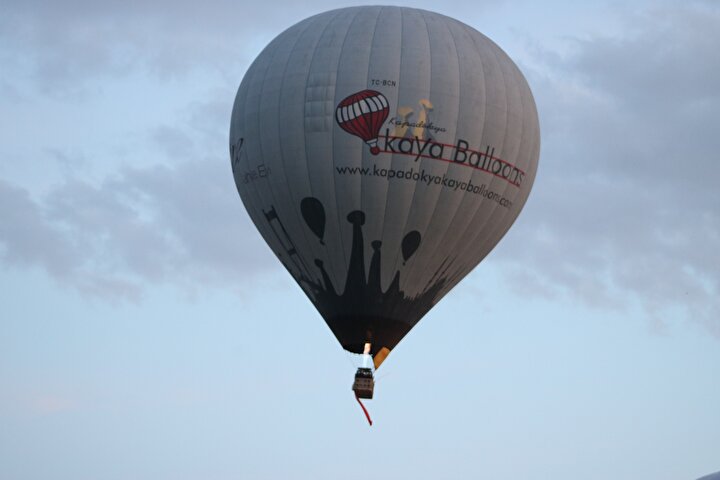 Nevşehir'de Sıcak Hava Balonları Türk Bayraklarıyla Yükseldi