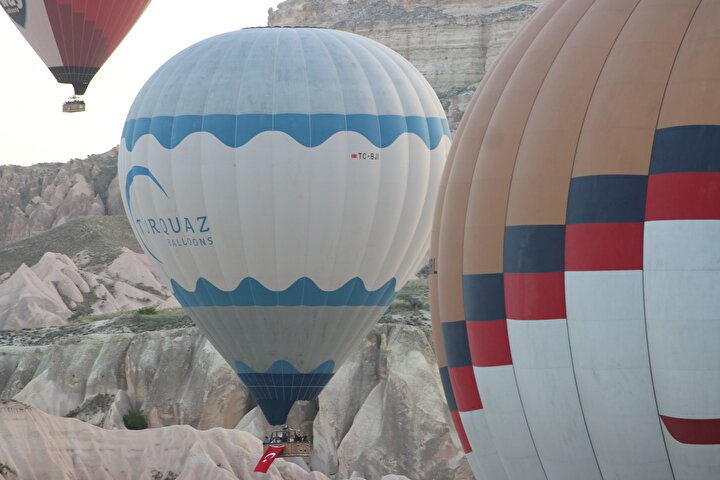 Nevşehir'de Sıcak Hava Balonları Türk Bayraklarıyla Yükseldi