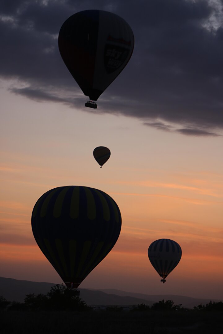 Nevşehir'de Sıcak Hava Balonları Türk Bayraklarıyla Yükseldi