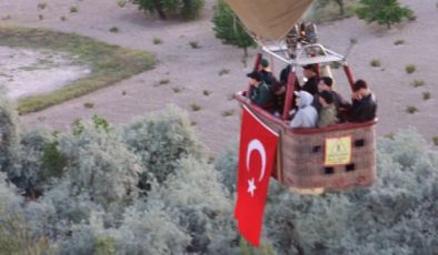 Nevşehir’de Sıcak Hava Balonları Türk Bayraklarıyla Yükseldi