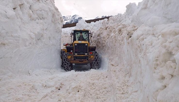 Trabzon’un yüksek rakımlı bölgelerinde karla mücadele çalışması sürüyor