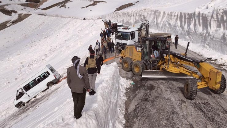 Van’da çığın şarampole sürüklediği minibüs günler sonra kar altından çıkarıldı