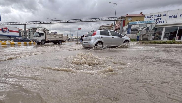 Van’da sağanak sonrası yollarda taşkınlar meydana geldi