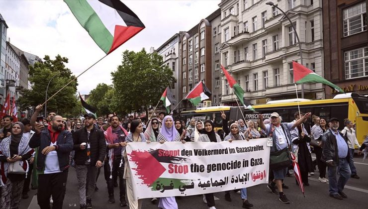 Almanya’da öğrenciler, İsrail’in Gazze’ye saldırılarını protesto etti