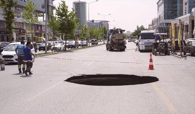 Ankara’da kanalizasyon sularının birikmesi sonucu yol çöktü