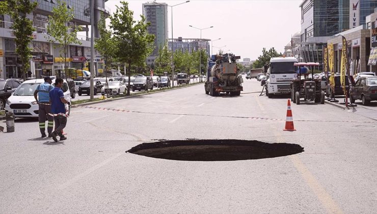 Ankara’da kanalizasyon sularının birikmesi sonucu yol çöktü