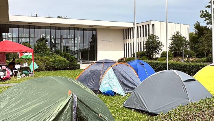 Berlin’de Filistin destekçisi öğrenciler, Hür Üniversitesi önünde kamp kurdu