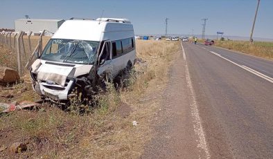 Diyarbakır’da minibüs ile otomobilin çarpıştığı kazada 22 kişi yaralandı