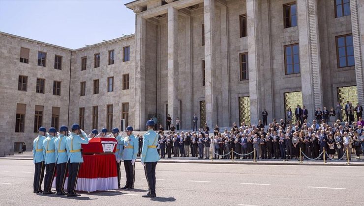 Eski Dışişleri Bakanı Yaşar Yakış için Meclis’te cenaze töreni düzenlendi