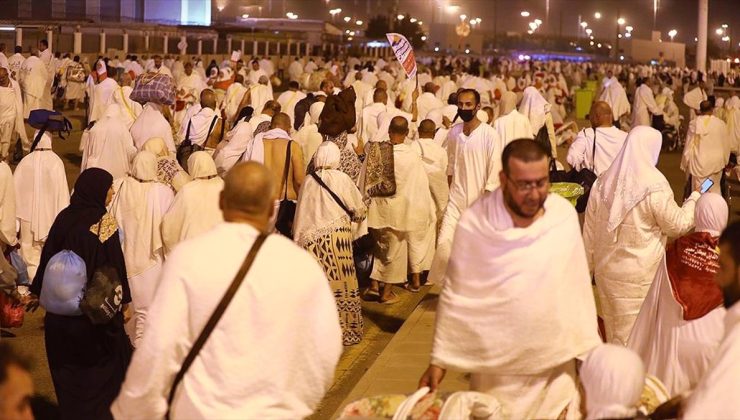 Hacı adayları Arafat vakfesini tamamlayıp Müzdelife’ye geçti