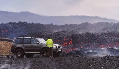 İzlanda’da aktif yanardağdan fışkıran lav bir yolu kapattı