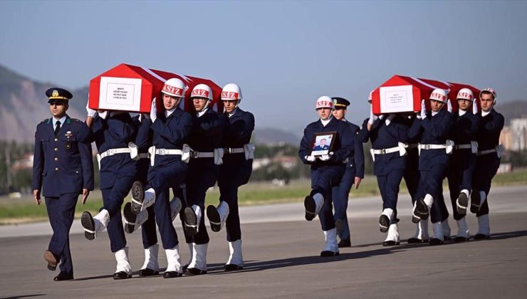 Kayseri’de kaza kırıma uğrayan eğitim uçağında şehit olan pilotlar için tören düzenlendi